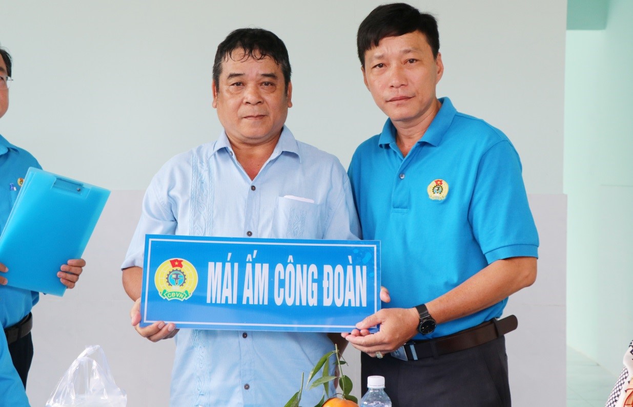 Ông Đoàn Phúc Linh - Phó Chủ tịch Công đoàn Viên chức trao Quyết định của LĐLĐ tỉnh Trà Vinh về việc bàn giao nhà “Mái ấm Công đoàn”
