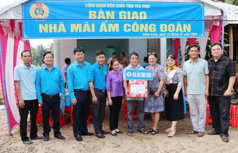 Chụp ảnh lưu niệm chúc mừng đoàn viên Nguyễn Thành Hiệp