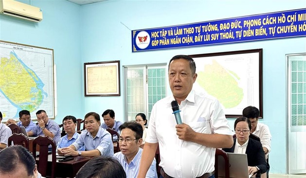 Đại diện Phòng TN&MT Cầu Kè phát biểu thảo luận tại hội nghị