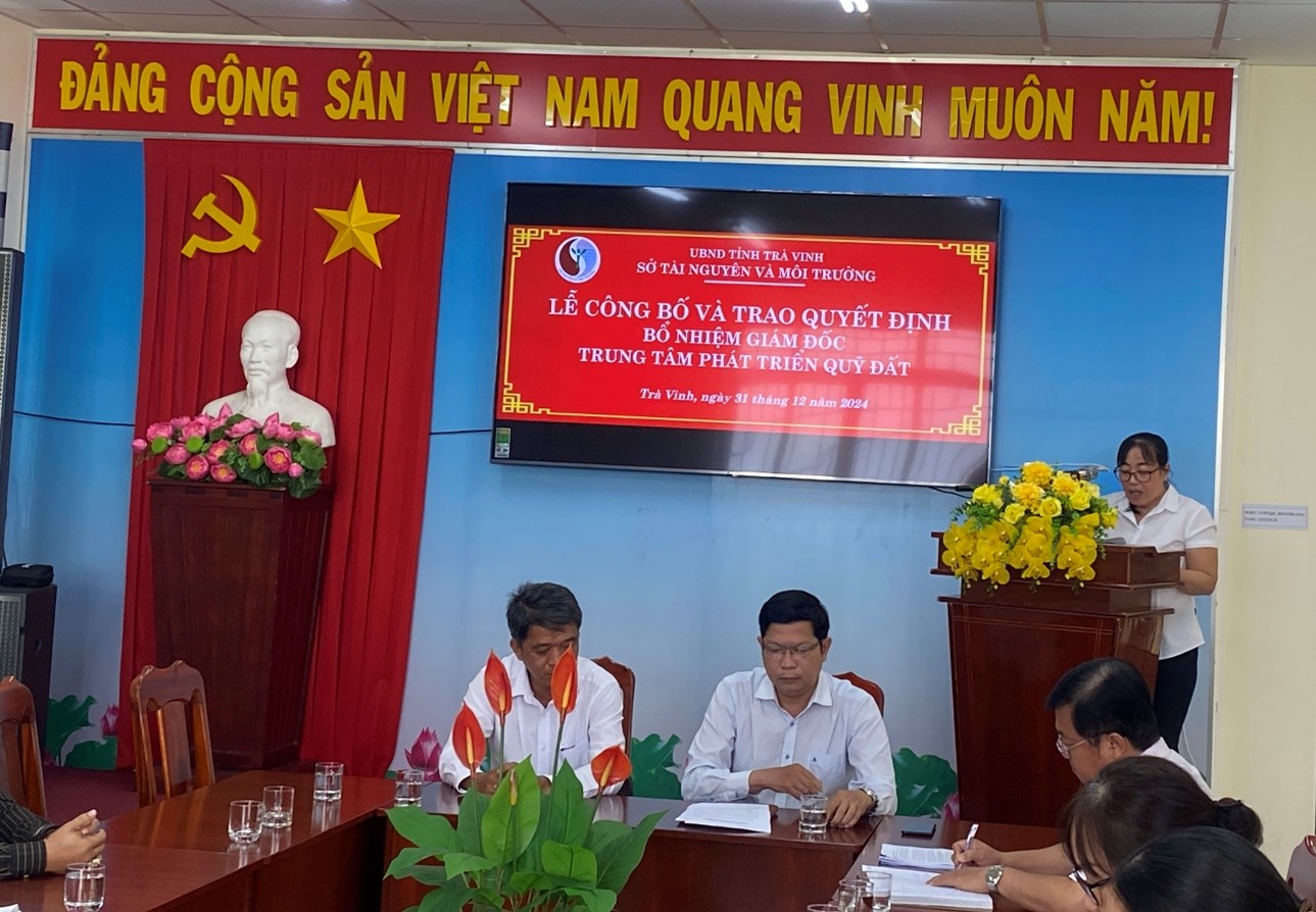 Bà Lương Thanh Uyên, Phó Trưởng phòng phụ trách Phòng HC-TH, công bố Quyết định bổ nhiệm Giám đốc Trung tâm Phát triển quỹ đất