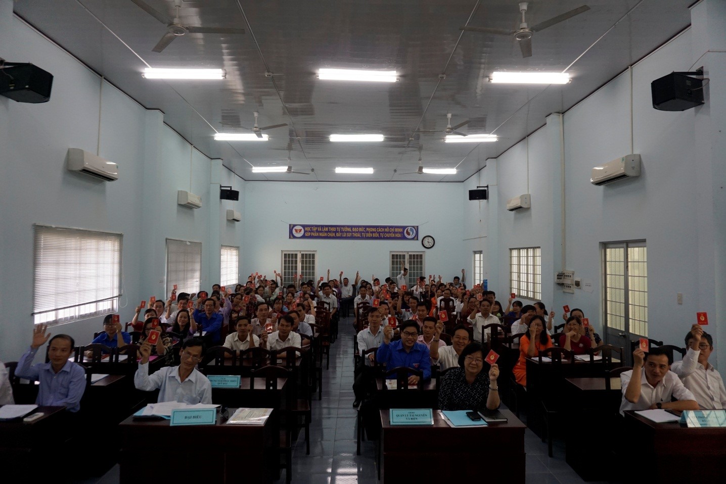 Đảng viên biểu quyết các chỉ tiêu Nghị quyết năm 2020