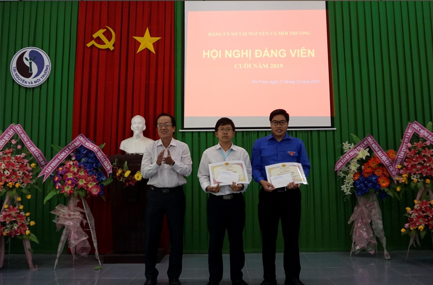 Ông Nguyễn Nam Tuấn, Phó Bí thư Đảng ủy Sở trao Giấy và tiền thưởng cho Chi bộ Chi cục Bảo vệ môi trường và Chi bộ Quản lý Tài nguyên và Biển đạt thành tích Xuất sắc nhiệm vụ năm 2019