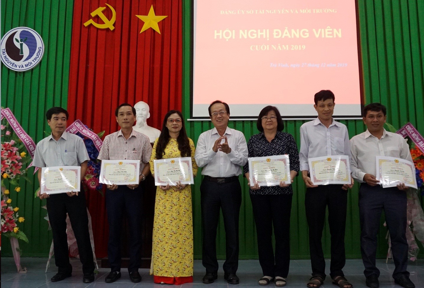 Ông Nguyễn Nam Tuấn, Phó Bí thư Đảng ủy Sở trao Giấy và tiền thưởng cho đảng viên đạt thành tích Xuất sắc nhiệm vụ năm 2019