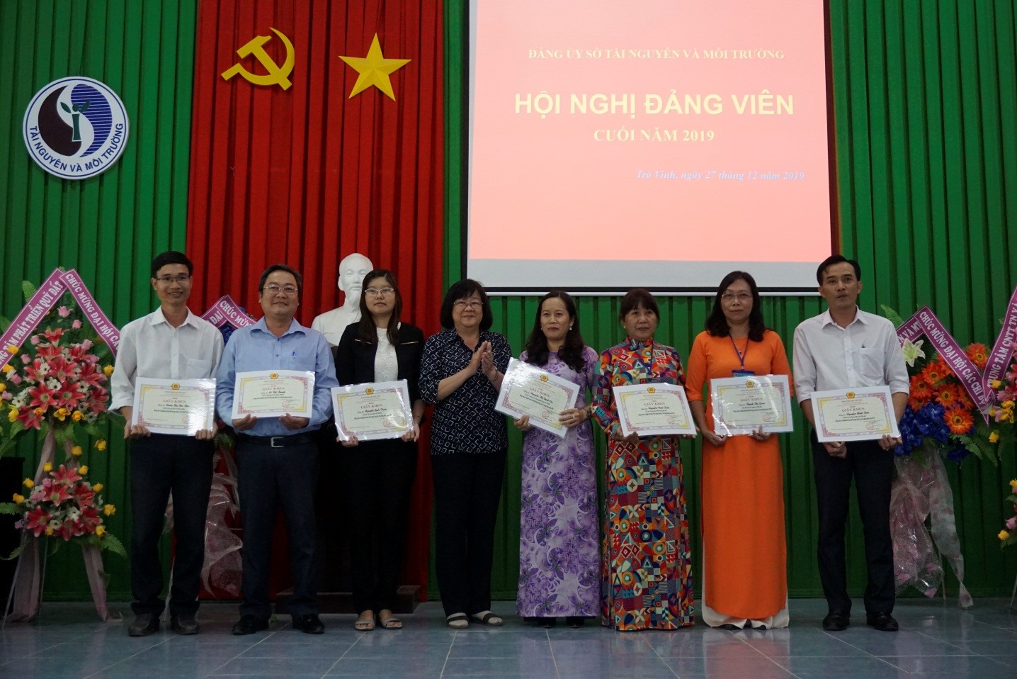 Bà Nguyễn Thị Mỹ Hoa, UVTV Đảng ủy Sở trao Giấy và tiền thưởng cho đảng viên đạt thành tích Xuất sắc nhiệm vụ năm 2019