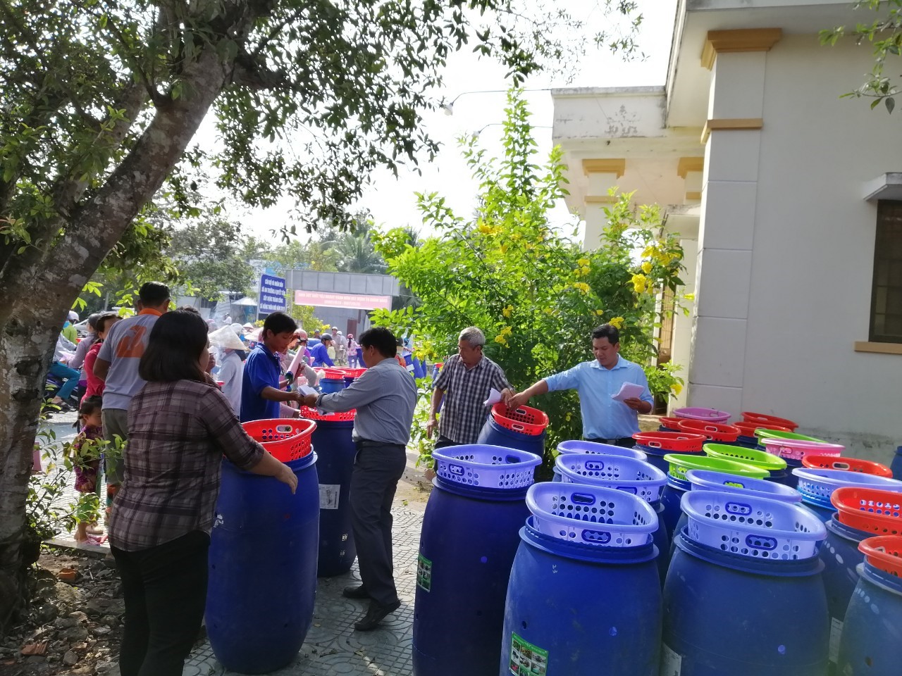 Đại diện l&atilde;nh đạo x&atilde; Phương Thạnh ph&aacute;t th&ugrave;ng ủ cho hộ d&acirc;n