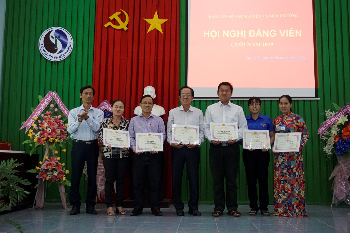 Ông Trương Văn Hòn, Phó Giám đốc Sở TNMT trao Giấy và tiền thưởng cho đảng viên có thành tích Tiêu biểu trong công tác xây dựng đảng năm 2019