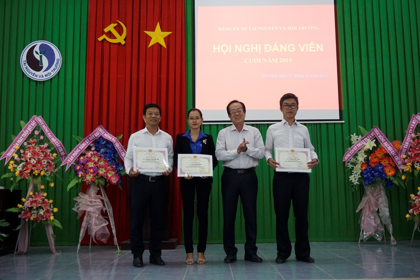 Ông Nguyễn Nam Tuấn, Phó Bí thư Đảng ủy Sở trao Giấy và tiền thưởng cho đảng viên đạt thành tích Tiêu biểu trong công tác xây dựng đảng năm 2019