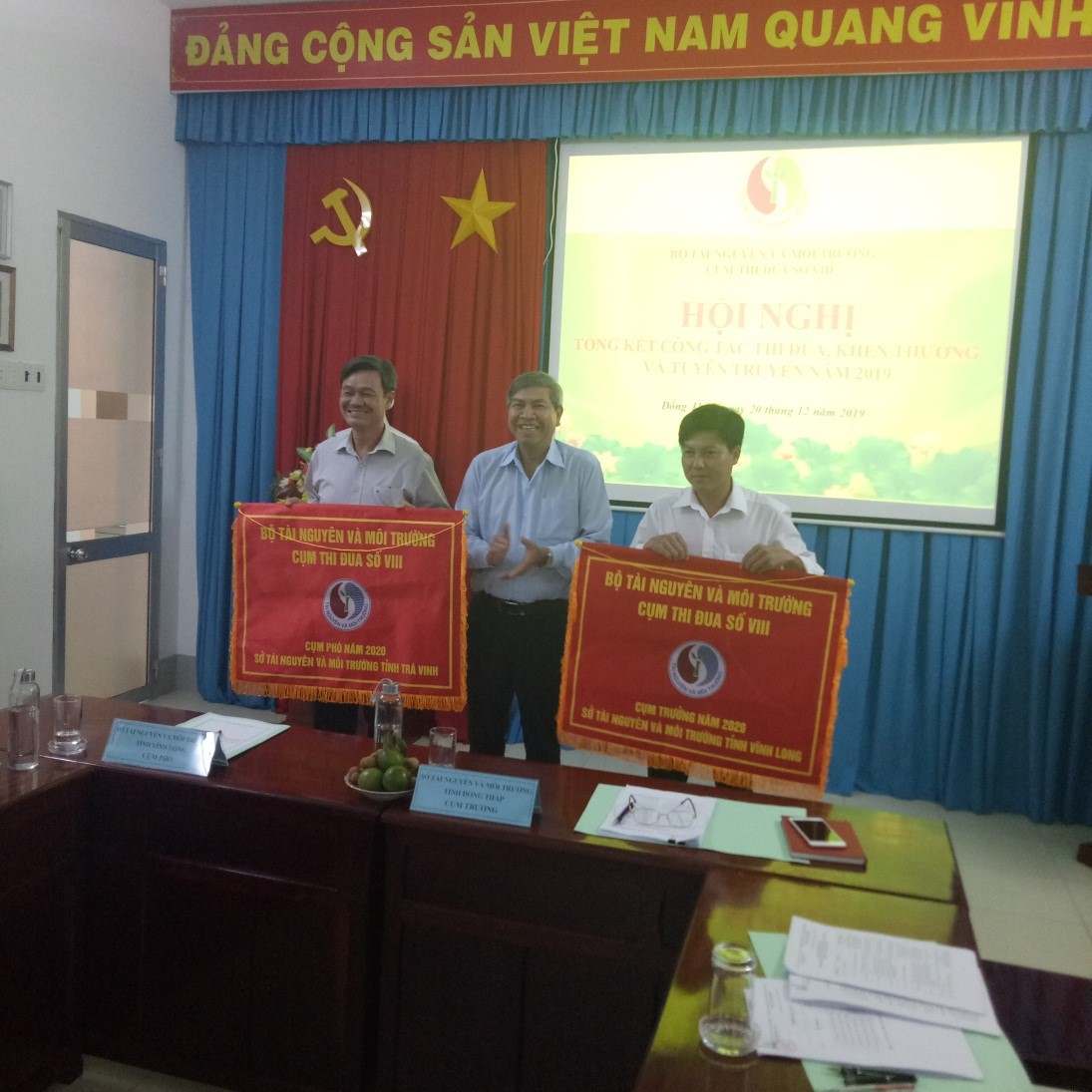 Cụm Trưởng (Sở TNMT Vĩnh Long) và Cụm Phó (Sở TNMT tỉnh Trà Vinh) nhận cờ luân lưu